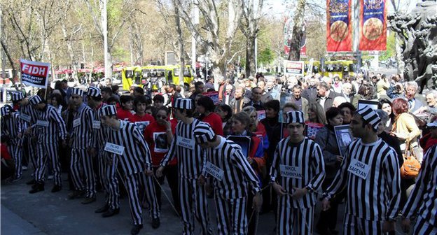 Акция протеста перед зданием, где проходит 37-я конференция Международной федерации по правам человека, фото автора блога Ереванец на "Кавказском узле".