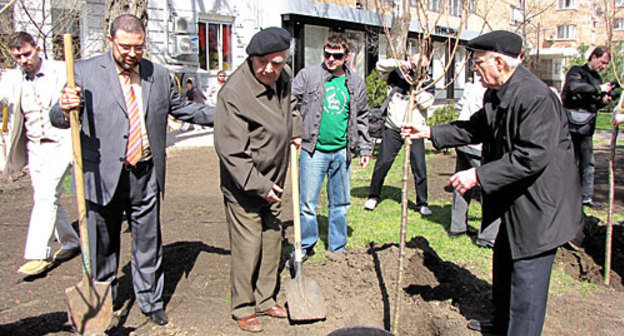 Слева направо: Евгений Сосницкий, глава компании "Титул", писатель Николай Егоров и народный артист СССР Михаил Бушнов. Ростов-на-Дону, 7 апреля 2010 года. Фото "Кавказского Узла"