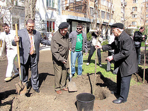 Слева направо: Евгений Сосницкий, глава компании "Титул", писатель Николай Егоров и народный артист СССР Михаил Бушнов. Ростов-на-Дону, 7 апреля 2010 года. Фото "Кавказского Узла"