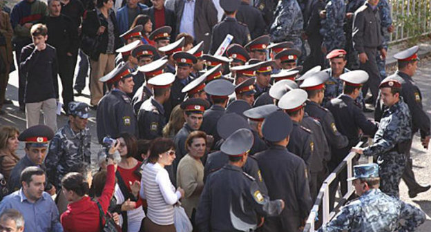 Пикет ереванской общины "Шенгавит" у здания суда общей юрисдикции во время суда над активистом оппозиции, главным редактором газеты "Армянское время" Николом Пашиняном. Ереван, 21 октября 2009 года. Фото "Кавказского Узла"