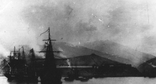 Период колонизации Черкесии. Русские корабли на сочинском рейде, конец XIX - начало XX века. Источник: Лазаревский этнографический музей. (г. Сочи). Изображение с сайта http://circassiangenocide.org