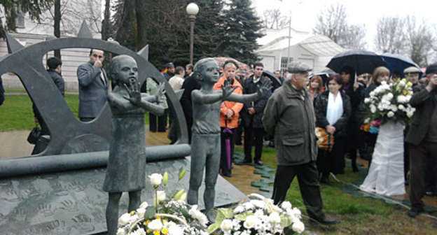 Северная Осетия, Владикавказ, открытие памятника жертвам террора, 9 апреля 2010 года. Фото "Кавказского Узла"