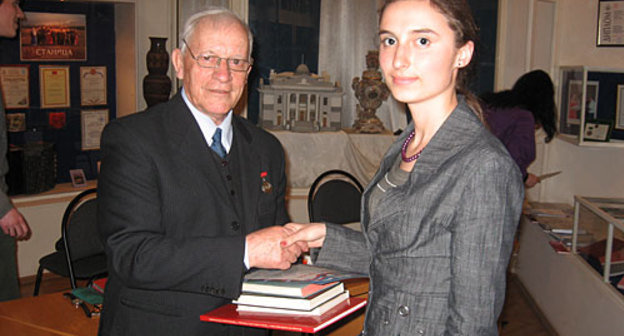 Профессор В.И. Мамонтов награждает ученицу Линёвской СОШ Екатерину Бородаеву. 10 апреля 2010 года. Фото "Кавказского Узла"