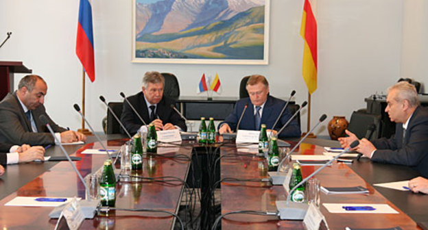 Обсуждение перспектив сотрудничества в сфере телекоммуникаций.  Слева направо: заместитель председателя правительства Северной Осетии Валентин Базров, председатель правительства Северной Осетии Николай Хлынцов, генеральный директор ЮТК Александр Шипулин и заместитель председателя Парламента Северной Осетии Азамат Хадиков. Владикавказ, 8 апреля 2010 года. Фото "Кавказского Узла"