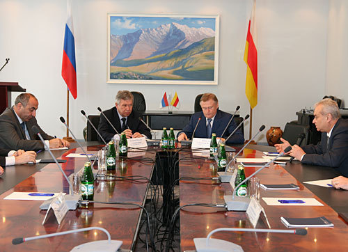 Обсуждение перспектив сотрудничества в сфере телекоммуникаций.  Слева направо: заместитель председателя правительства Северной Осетии Валентин Базров, председатель правительства Северной Осетии Николай Хлынцов, генеральный директор ЮТК Александр Шипулин и заместитель председателя Парламента Северной Осетии Азамат Хадиков. Владикавказ, 8 апреля 2010 года. Фото "Кавказского Узла"