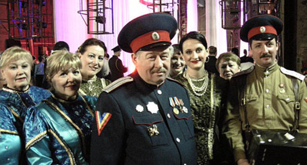 Межрегиональный фестиваль армейской песни "За веру! За Отчизну! За любовь!" Фольклорный ансамбль "Сторонушка" из хутора Сергея Радонежского, Ростовского округа войскового казачьего общества "Всевеликого войска Донского". Руководитель ансамбля Сергей Ермаков (в центре). Сочи, 11 апреля 2010 года. Фото "Кавказского Узла"