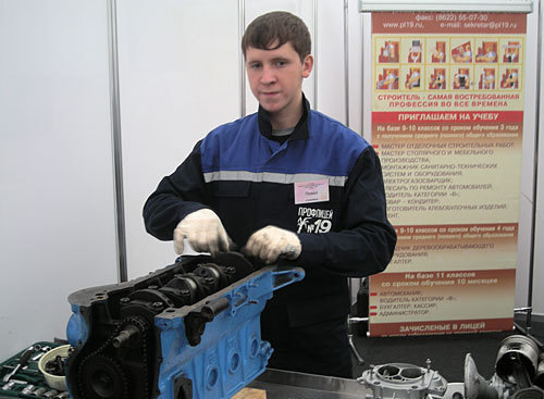 Ежегодная выставка-ярмарка "Сделай свой выбор". Учащиеся Профлицея г.Сочи демонстрируют приобретённые навыки. Сочи, 9 апреля 2010 года. Фото "Кавказского Узла"