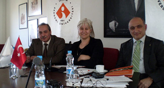 Участники круглого стола, посвященного роли СМИ и журналистского сообщества в поддержании стабильности и сотрудничества на Кавказе. Председатель Объединения  "Йени Несил" Ариф Алив (слева), профессор  Измирского экономического университета Севда Аланкуз и президент Ереванского пресс-клуба Борис Навасардян в перерыве между заседаниями. Измир, Турция. Фото Анны Шароградской