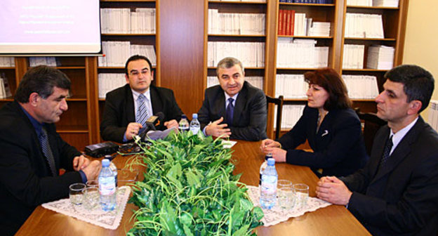 Презентация книги Артура Мкртчяна "Общественный быт армян Нагорного Карабаха второй половины 19 - начала 20 века". Слева направо: министр образования НКР Владик Хачатрян, историк Лерник Ованисян, спикер НКР Ашот Гулян, Гоар Мкртчян - вдова первого руководителя провозглашенной независимой Нагорно-Карабахской Республики, председатель АРФ "Дашнакцутюн" в НКР Давид Ишханян. Степанакерт, 14 апреля 2010 года. Фото "Кавказского Узла"