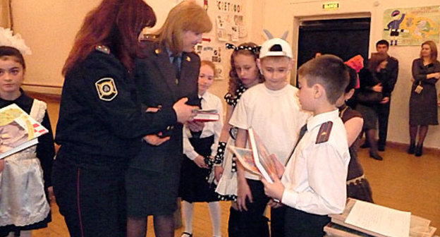 Северная Осетия, г.Ардон. Офицеры милиции ( слева направо)  Лаура Баскаева и Наталья Абаева с учениками средней школы №1. 12 апреля 2010 года. Фото "Кавказского Узла"