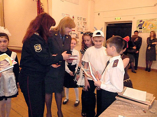 Северная Осетия, г.Ардон. Офицеры милиции ( слева направо)  Лаура Баскаева и Наталья Абаева с учениками средней школы №1. 12 апреля 2010 года. Фото "Кавказского Узла"