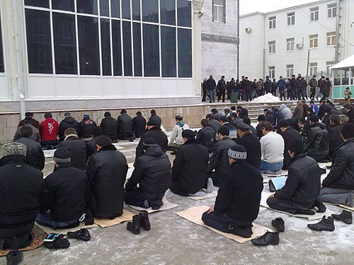 Дагестан, зимняя молитва у центральной мечети Махачкалы. Фото "Кавказского Узла"