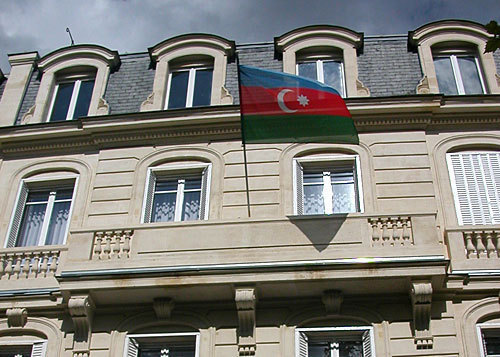 Флаг Азербайджана на здании посольства в Париже (Франция). Фото с сайта http://ru.wikipedia.org