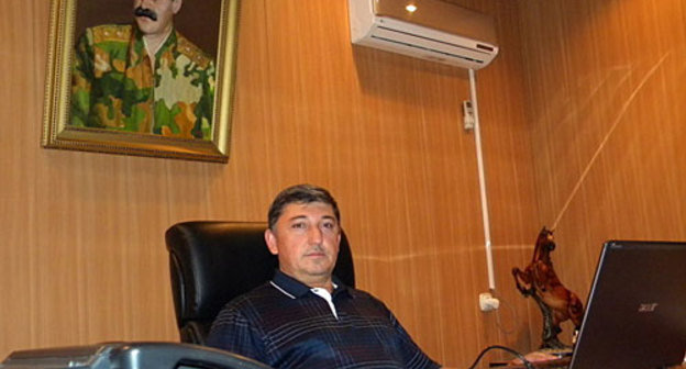 Макшарип Аушев незадолго до гибели в своем кабинете в офисе в Назрани. 12 октября 2009 года. Фото "Кавказского Узла"