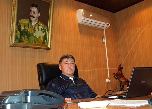 Макшарип Аушев незадолго до гибели в своем кабинете в офисе в Назрани. 12 октября 2009 года. Фото "Кавказского Узла"