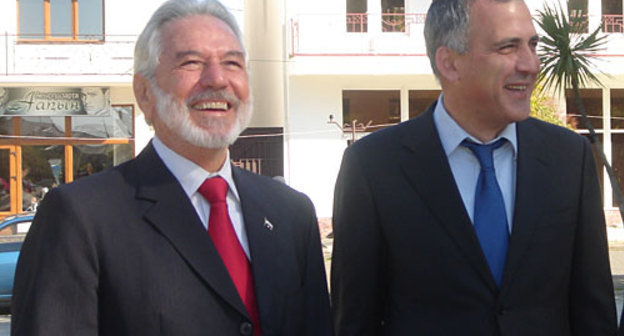 Глава МИД Никарагуа Самуэль Сантос Лопес (слева) и мэр Сухума Алиас Лабахуаэ. Сухум 16 апреля 2010 года. Фото "Кавказского Узла"