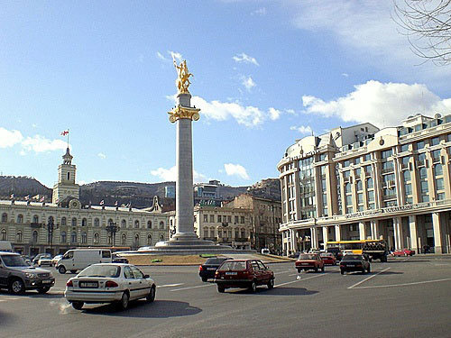 Грузия, Тбилиси. Площадь Свободы, бывшее здание Мэрии (слева). Фото с сайта www.panoramio.com/photo/836444
