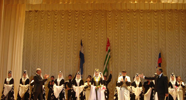 Концерт Государственного хореографического ансамбля "Кавказ" в Сухуме, 16 апреля 2010 года. Фото "Кавказского Узла"