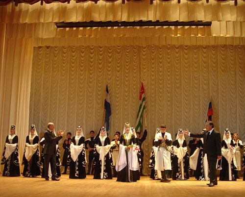 Концерт Государственного хореографического ансамбля "Кавказ" в Сухуме, 16 апреля 2010 года. Фото "Кавказского Узла"