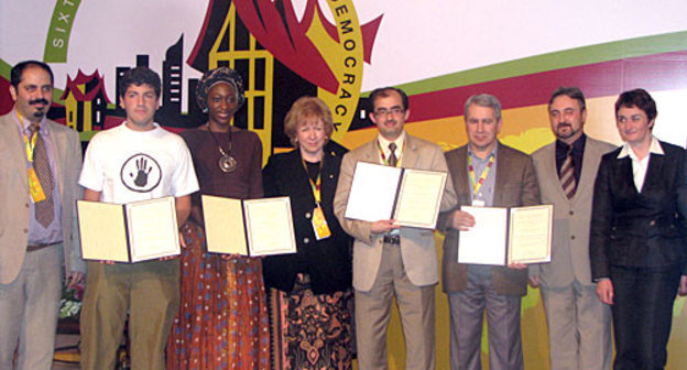 Церемония вручения международной премии "За мужество" Всемирного движения за демократию.  Индонезия, Джакарта, 14 апреля 2010 года. Фото Елены Джибладзе