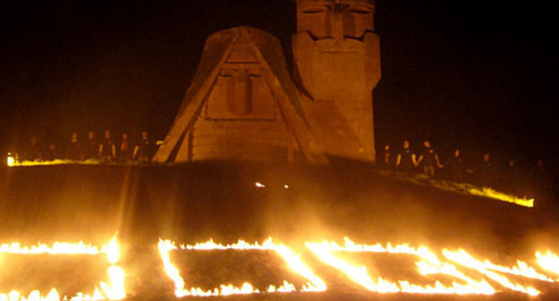 Нагорный Карабах, Степанакерт. Молдежная акция, посвященная 95-ой годовщине геноцида армянского народа. 16 апреля, 2010 года. Фото "Кавказского Узла"