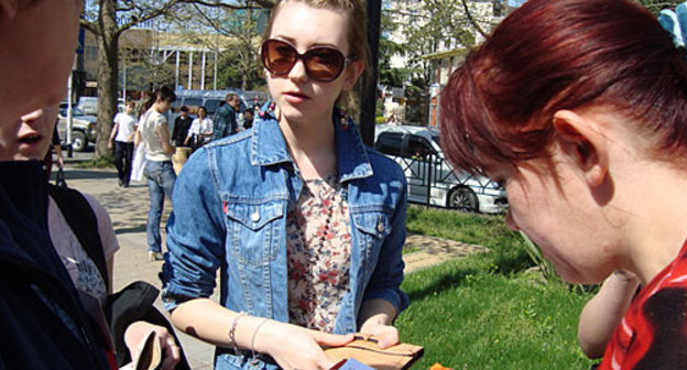 Сбор подписей "в защиту зеленых зон общего пользования от коррупционных действий власти и бизнеса". Сочи, Платановая аллея, 17 апреля 2010 года. Фото "Кавказского Узла"