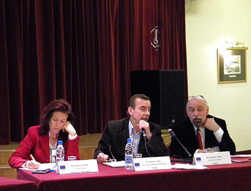 Участники международной конференции по защите прав заключенных (слева направо): Петя Нестерова, Лев Пономарев и Валерий Борщов. Москва, 21 апреля 2010 года. Фото "Кавказского Узла"