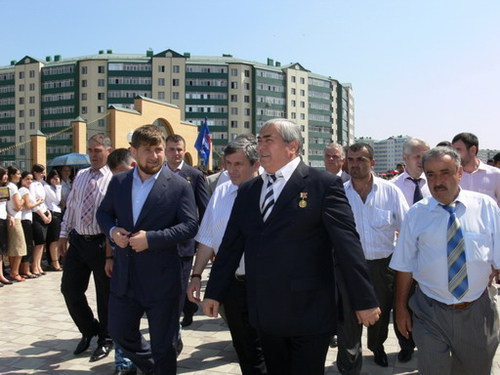 Рамзан Кадыров (слева) на открытии Президентского лицея в Грозном, 2007 год. Фото с сайта www.chechnyafree.ru