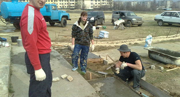 Активисты восстанавливают подножие памятного знака "Зенитка". Поселок Городище Волгоградской области, апрель 2010 года. Фото "Кавказского Узла"