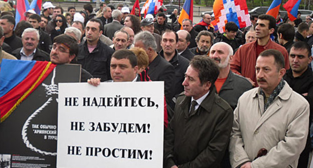 Митинг "Геноцид армян - преступление против человечества" на площади Краснопресненской Заставы у памятника "Героям революции 1905-1907 годов". Москва, 24 апреля 2010 года. Фото "Кавказского Узла"