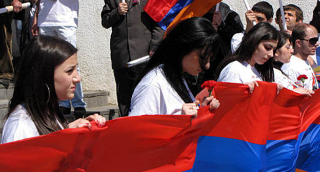 Траурный митинг, посвященный памяти жертв геноцида армян в Оттоманской Турции в 1915-1923 годах. Ростов-на-Дону, 24 апреля 2010 года. Фото "Кавказского Узла"