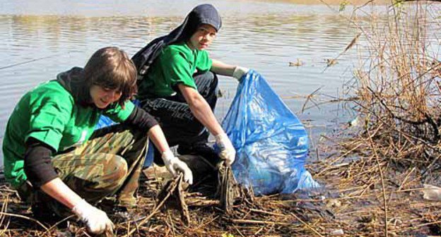 Воспитанники казачьей гимназии на субботнике. Ростов-на-Дону, 24 апреля 2010 года. Фото "Кавказского Узла"