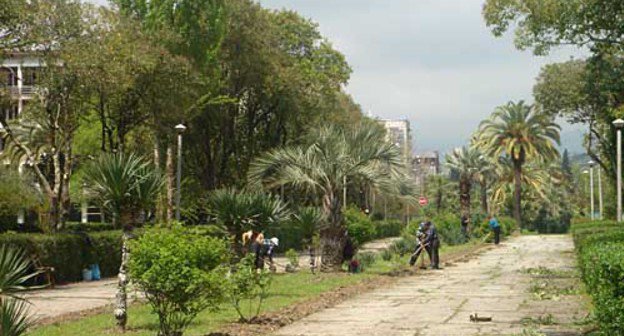 Подготовительные работы на набережной Сухума, апрель 2010 года. Фото "Кавказского Узла"