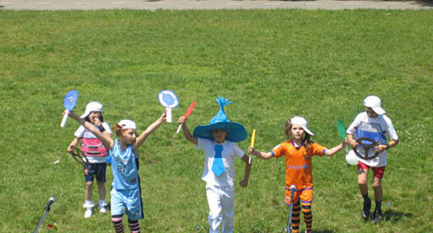 Северная Осетия, Ардон. Дети из Владикавказа с театрализованным представлением на конкурсе "Безопасное колесо", 1 июня 2009 года. Фото "Кавказского Узла"
 