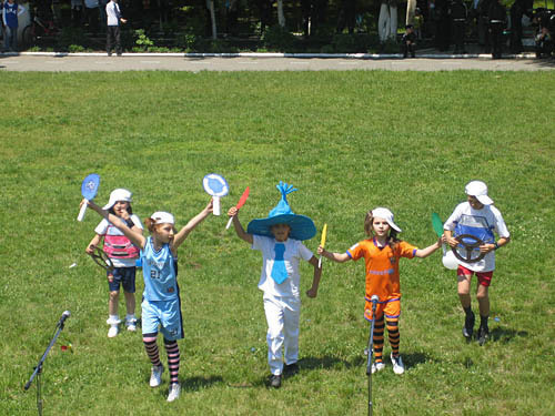 Северная Осетия, Ардон. Дети из Владикавказа с театрализованным представлением на конкурсе "Безопасное колесо", 1 июня 2009 года. Фото "Кавказского Узла"
 