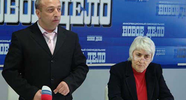 Пресс-конференция в Махачкале, устроенная редакцией дагестанского еженедельника "Новое дело" и ассоциацией муниципальных СМИ Дагестана. Руслан Сунгуров и Ульяна Акаева. 27 апреля 2010 года. Фото "Кавказского Узла"