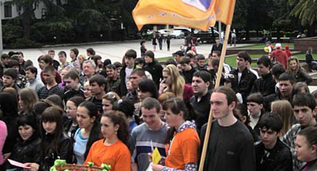 Студенты профтехучилища №76 перед рейдом по улицам собрались на площади возле администрации. Сочи, 24 апреля 2010 года. Фото "Кавказского Узла" 