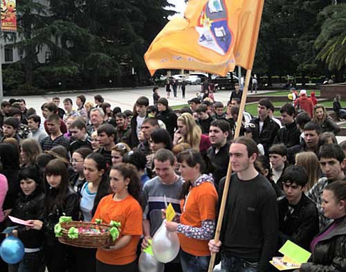 Студенты профтехучилища №76 перед рейдом по улицам собрались на площади возле администрации. Сочи, 24 апреля 2010 года. Фото "Кавказского Узла" 