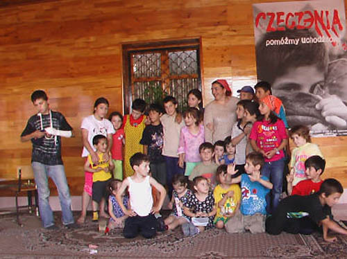 Дети Гатаевых с матерью семейства Хадижат. Литва, Каунас, 2008 год. Фото "Кавказского Узла"