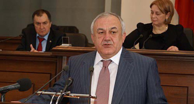 Таймураз Мамсуров на заседании Парламента Северной Осетии. Владикавказ, 29 апреля 2010 года. Владимир Мукагов для "Кавказского Узла"