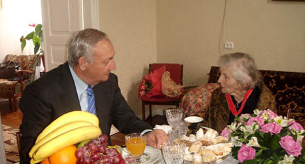 Президент Абхазии Сергей Багапш и Адиле Аббас-оглы у нее дома в Сухуме. 23 апреля 2010 года. Фото "Кавказского Узла"