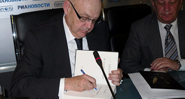 Презентация книги "Армянское завещание" испанского автора Гонсало Гуарча, посвященной геноциду армянского народа.  Гонсало Гуарч подписывает экземпляр книги. Москва, 27 апреля 2010 года. Фото "Кавказского Узла"