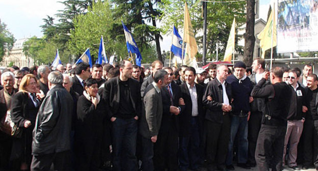 Лидеры оппозиционных партий собираются вести колонну протестующих от здания Парламента к площади Свободы. На фото: лидер движения "Защити Грузию" Леван Гачечиладзе (с платком на шее) и лидер консервативной партии Звиад Дзидзигури (слева от него). Грузия, Тбилиси, 30 апреля 2010 года. Фото "Кавказского Узла"