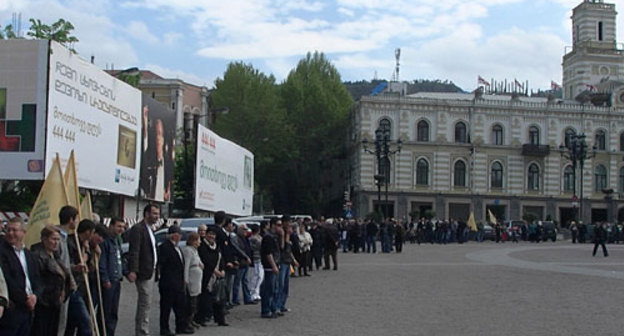 Митинг оппозиционных партий Грузии с требованием освобождения политзаключенных. "Живая цепь" перед бывшим зданием мэрии Тбилиси на площади Свободы, 30 апреля 2010 года. Фото "Кавказского Узла"
