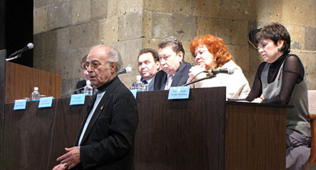 На учредительном собрании регионального филиала некоммерческого партнерства "Российский книжный союз" выступает народный артист СССР, председатель Ростовского отделения Союза театральных деятелей РФ Михаил Бушнов. Ростов-на-Дону, 27 апреля 2010 года. Фото "Кавказского Узла"