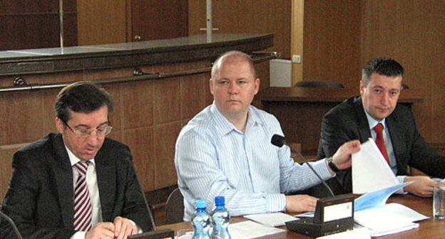 Министр экономического развития и торговли  КБР Алий Мусуков (слева) и руководитель Департамента развития малого и среднего предпринимательства Минэкономразвития РФ Андрей Шаров (в центре). Нальчик, 28 апреля 2010 года. Фото "Кавказского Узла"