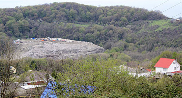 Поселок Уч-Дере по соседству с действующим полигоном для бытовых отходов в п. Лоо г. Сочи. Фото "Кавказского Узла"