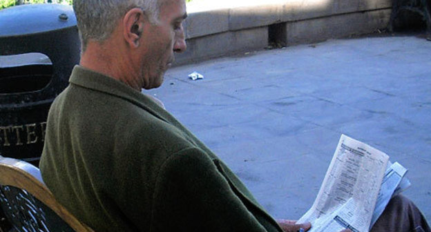 Грузия, Тбилиси, местный житель с газетой на площади Свободы. Фото "Кавказского Узла"