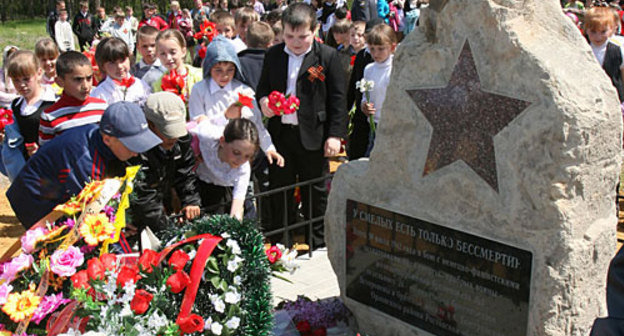 Памятник железнодорожникам на перегоне между железнодорожными станциями Двойная и Ельмут. Ростовская область, Орловский район, 4 мая 2010 года. Фото управления СКЖД
