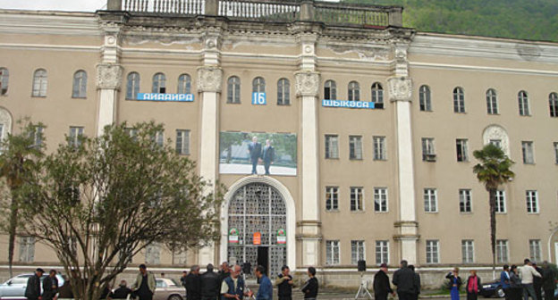 Здание шахтоуправления в Ткуарчале. 5 мая 2010 года. Фото "Кавказского Узла"